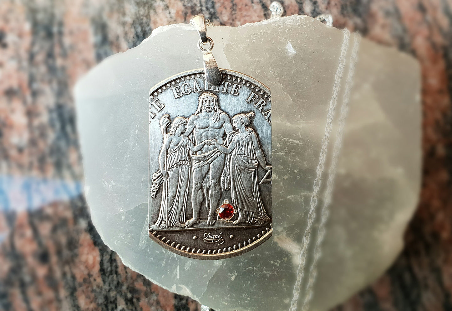 Pendentif pièce de monnaie 10 Francs "Hercule" en argent découpée a la main serti de rubis