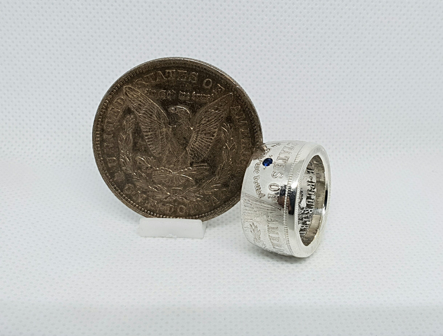 Bague pièce de monnaie 1 Dollar Morgan des Etats-Unis en argent serti d''un saphir (coin ring)
