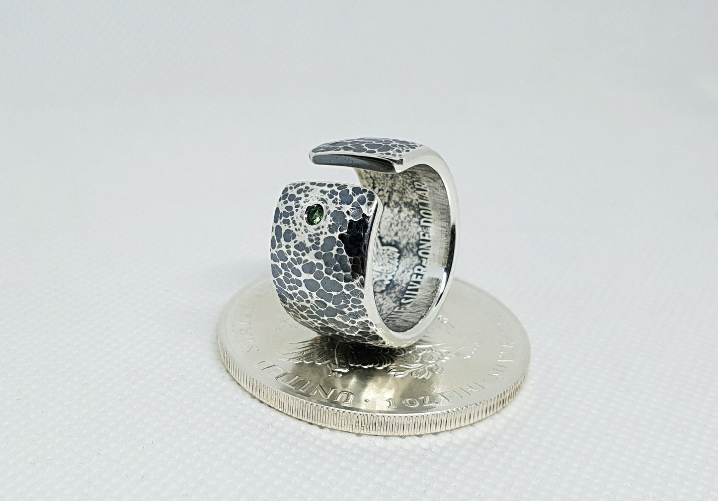 Bague pièce de monnaie 1 Dollar "American Silver Eagle" des Etats-Unis en argent serti d'une Tsavorite (coin ring)