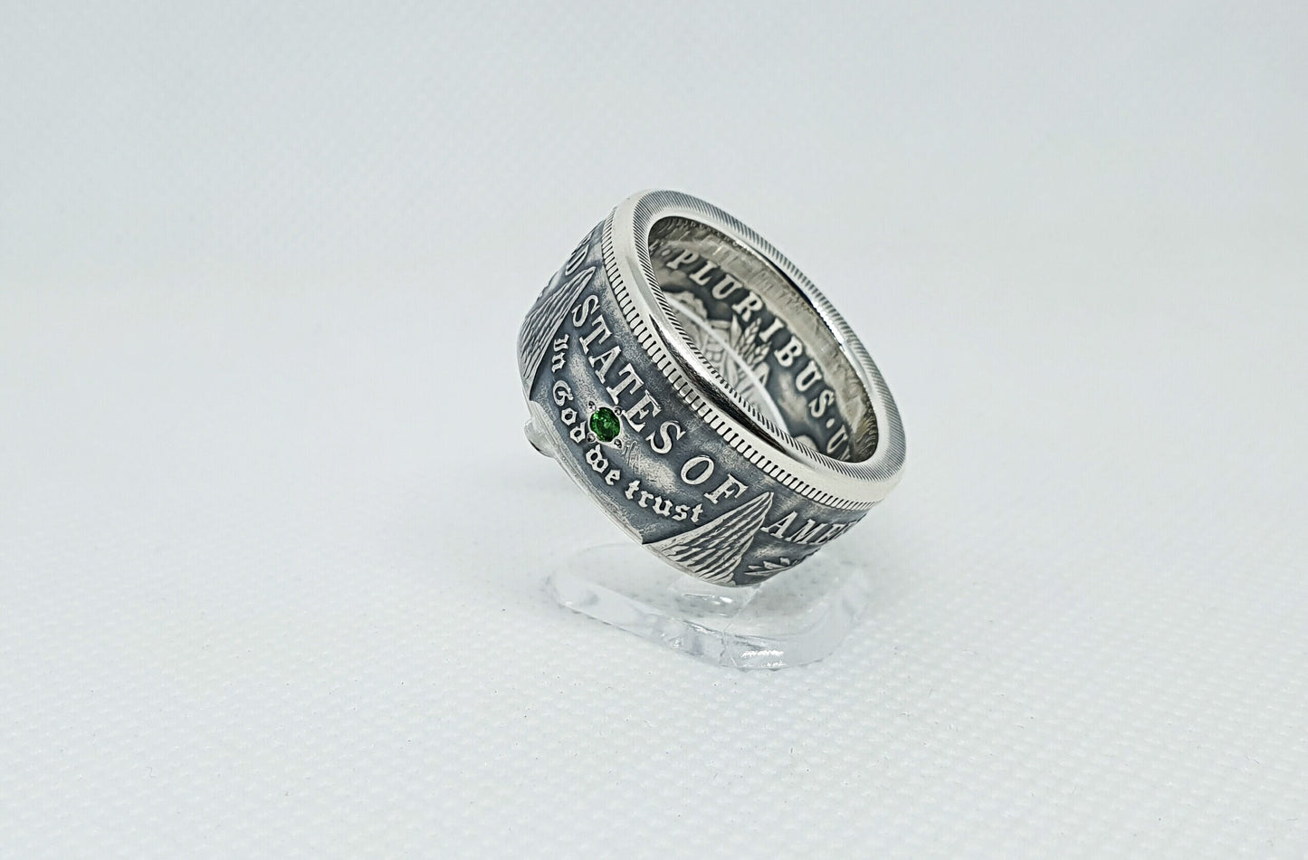 Bague pièce de monnaie 1 Dollar Morgan des Etats-Unis en argent serti d''une tsavorite (coin ring)