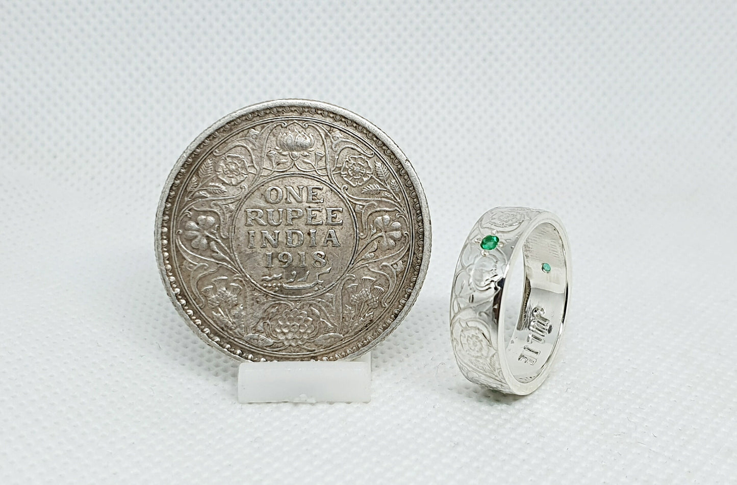 Bague pièce de monnaie 1 Rupee d'Inde en argent style alliance serti de trois émeraudes avec gravure (coin ring)