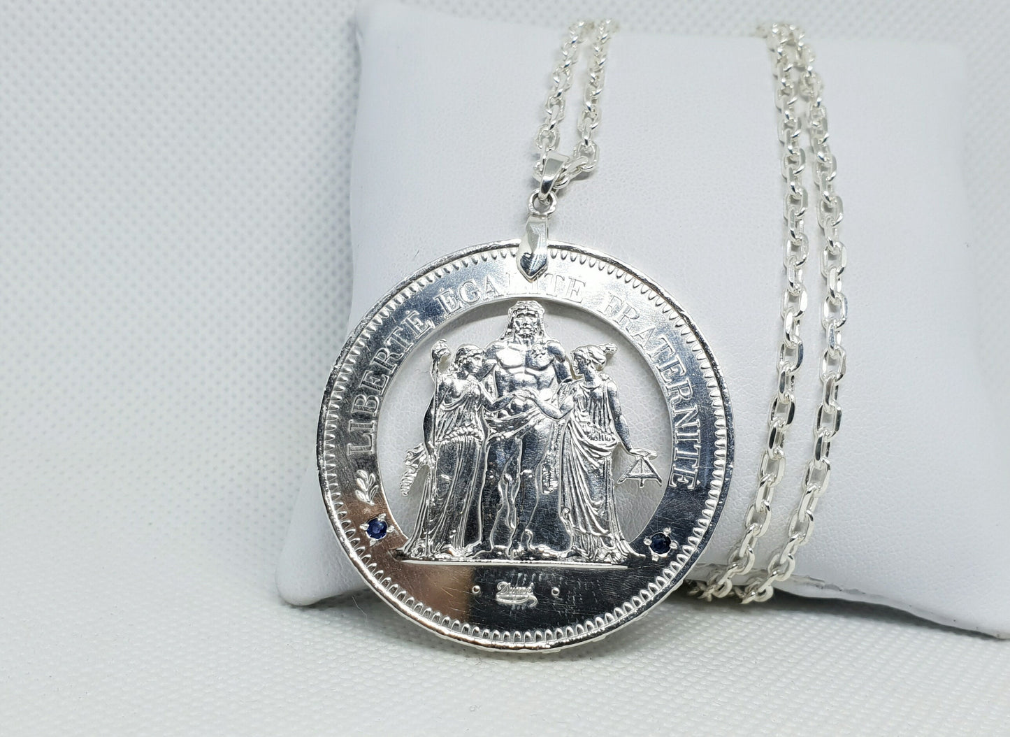 Pendentif pièce de monnaie 50 Francs Hercule en argent découpée a la main serti de deux saphirs