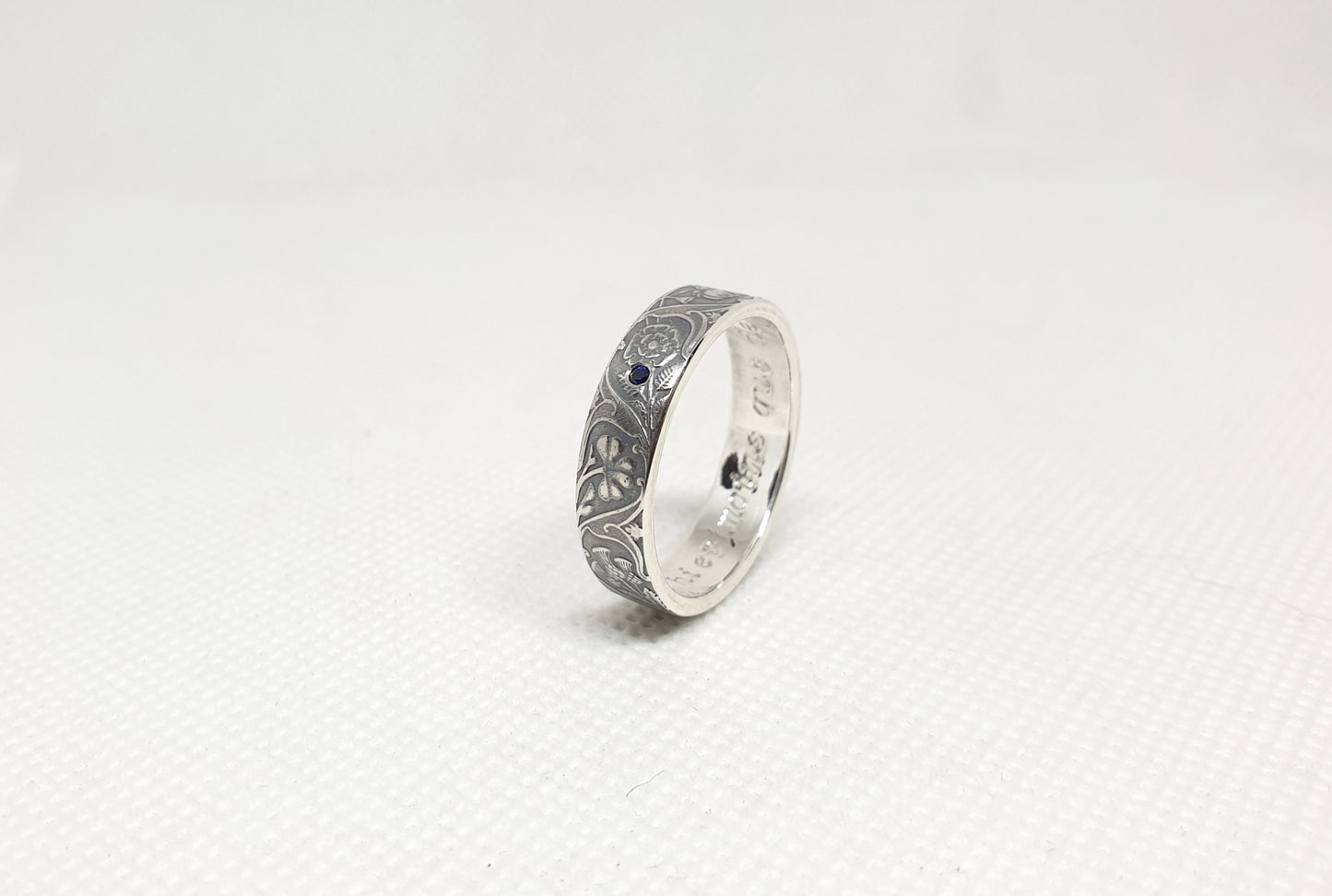 Bague pièce de monnaie 1 Rupee d'Inde en argent style alliance serti de trois saphirs avec gravure (coin ring)