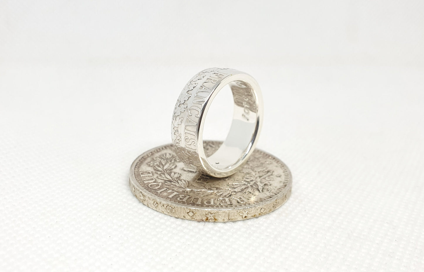 Bague pièce de monnaie 10 Francs Hercule en argent style alliance serti d'un saphir, d'un diamant et d'un rubis avec gravure (coin ring)