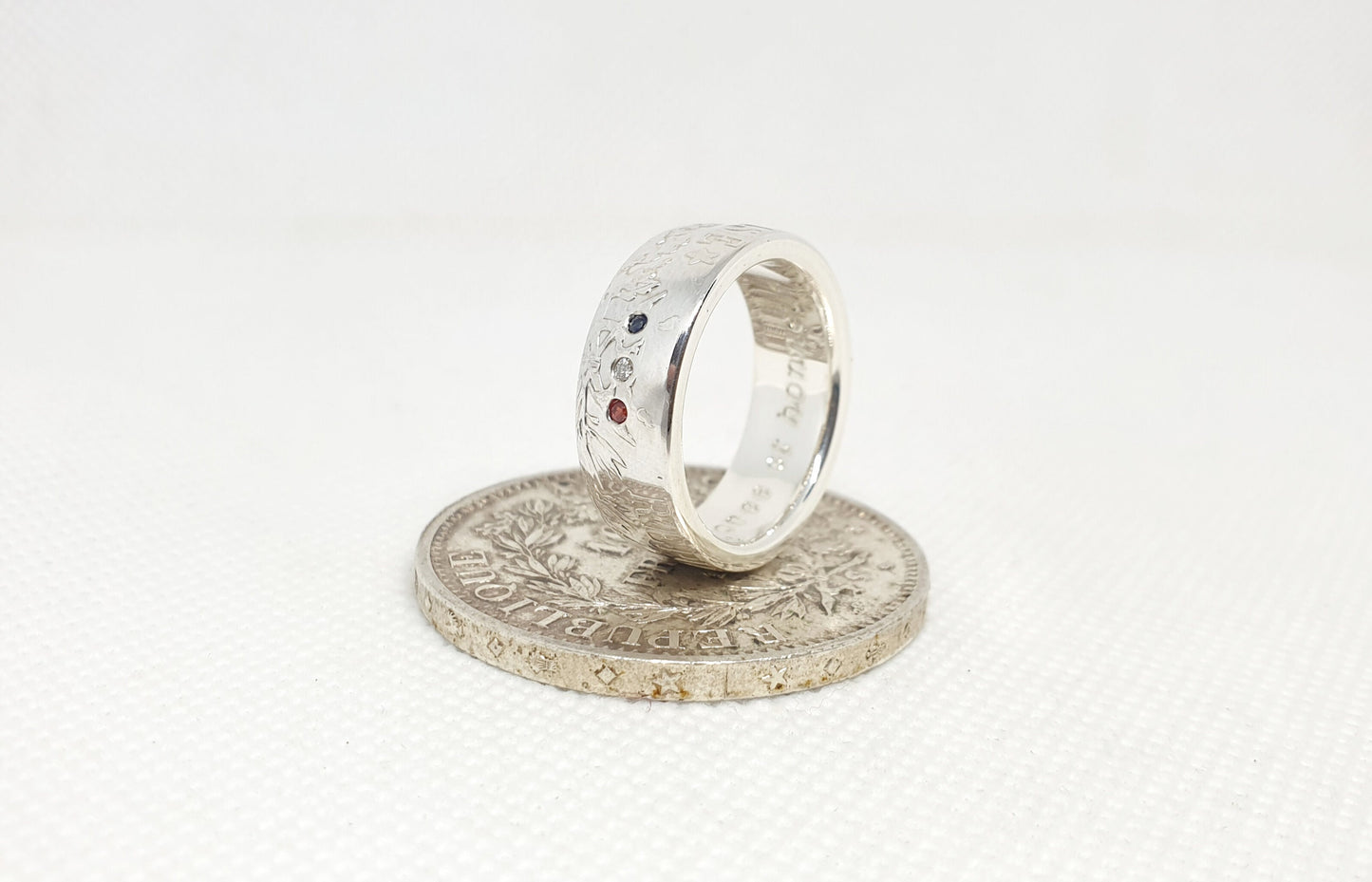Bague pièce de monnaie 10 Francs Hercule en argent style alliance serti d'un saphir, d'un diamant et d'un rubis avec gravure (coin ring)