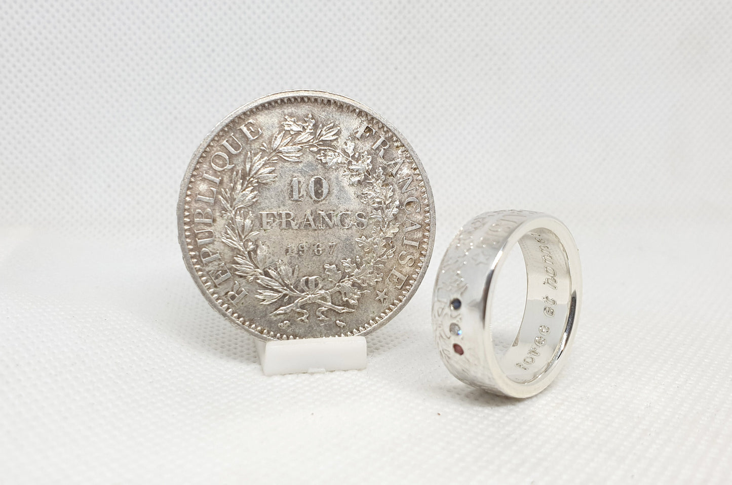 Bague pièce de monnaie 10 Francs Hercule en argent style alliance serti d'un saphir, d'un diamant et d'un rubis avec gravure (coin ring)