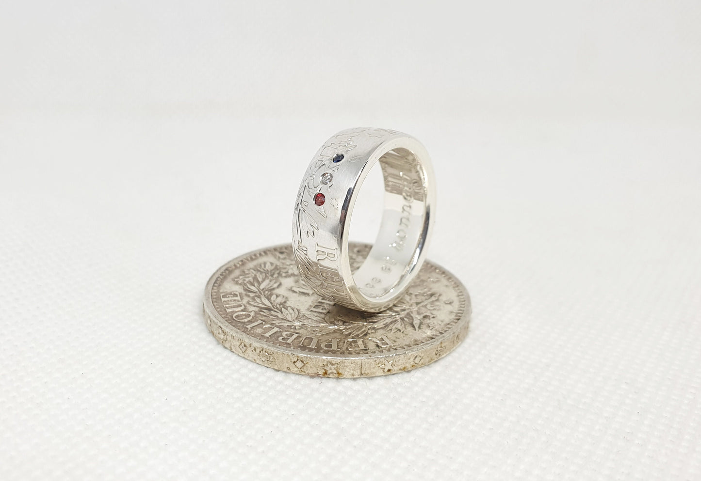 Bague pièce de monnaie 10 Francs Hercule en argent style alliance serti d'un saphir, d'un diamant et d'un rubis avec gravure (coin ring)