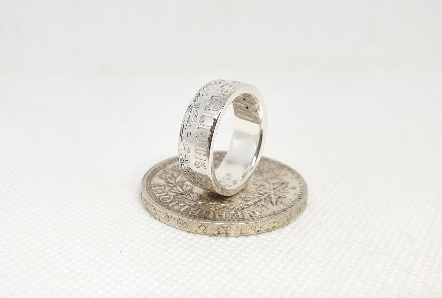 Bague pièce de monnaie 10 Francs Hercule en argent style alliance serti d'un saphir, d'un diamant et d'un rubis avec gravure (coin ring)