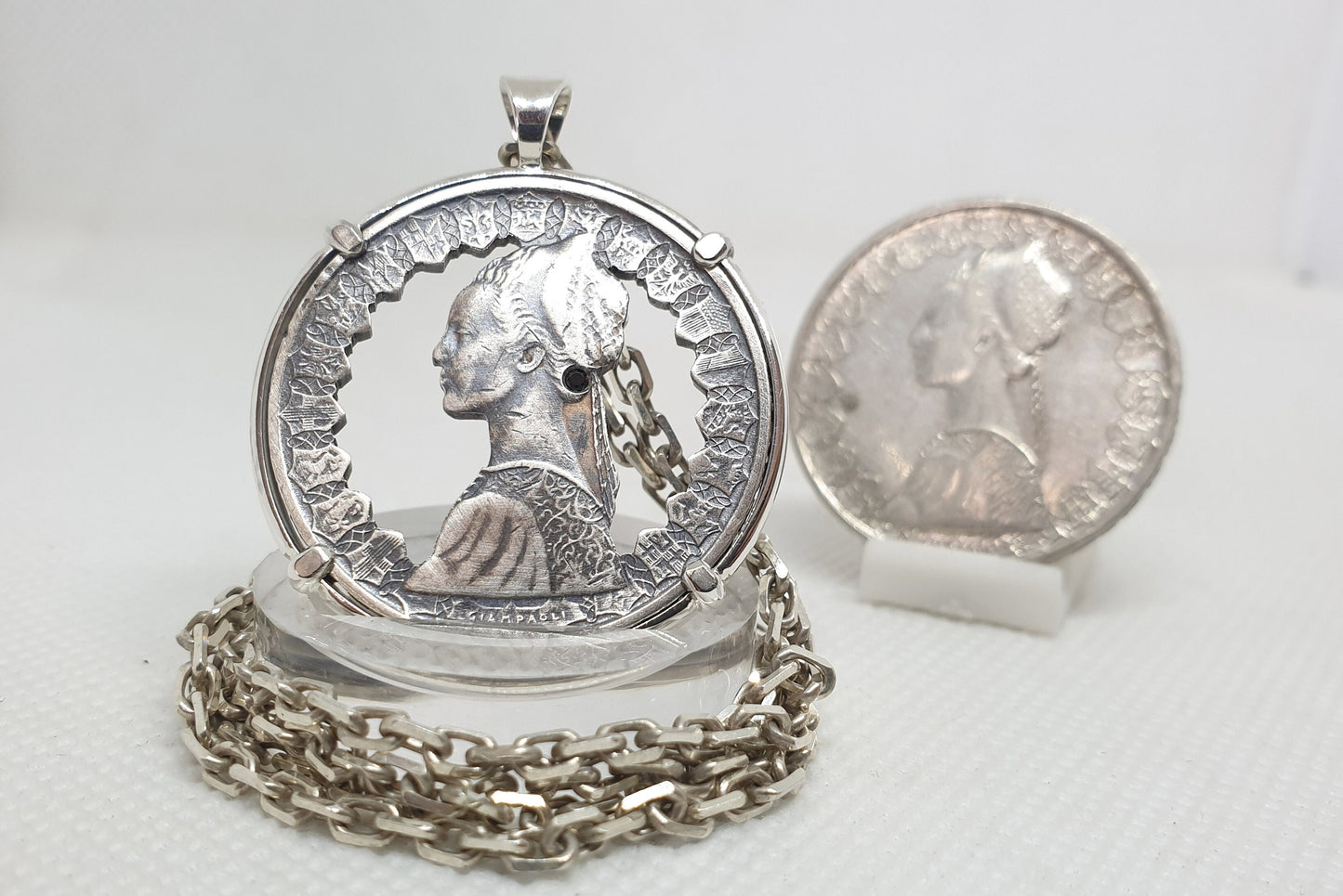 Pendentif pièce de monnaie 500 Lires Italie en argent fait main serti d'une spinelle noire