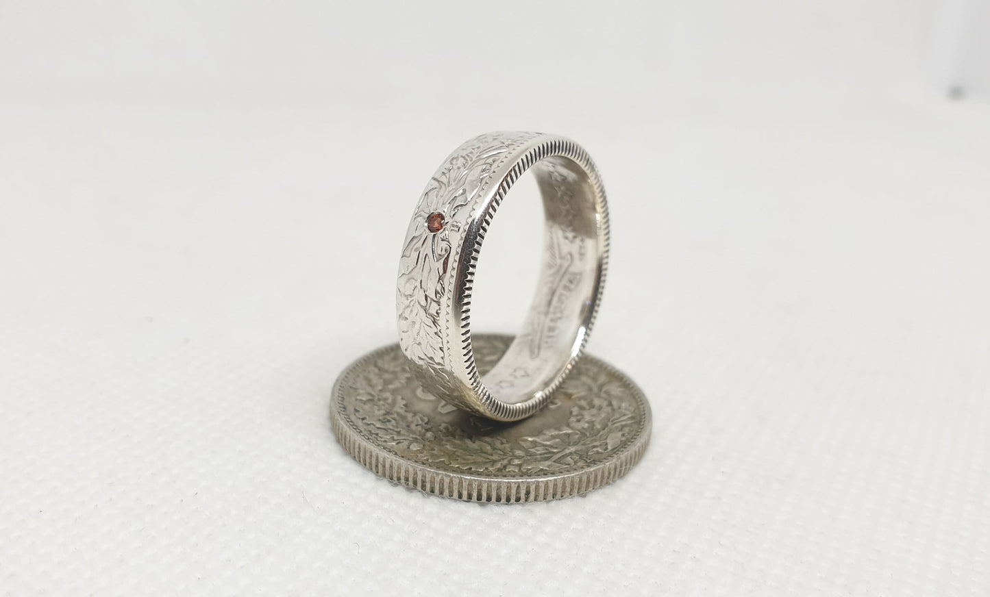 Bague pièce de monnaie 2 Francs Suisse en argent serti d'un rubis (coin ring)