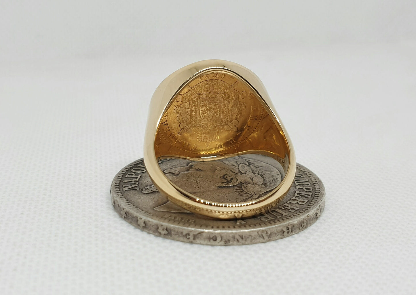 Chevalière artisanale en or faite main à partir d'une pièce de 20 Francs or Napoléon III tête laurée.