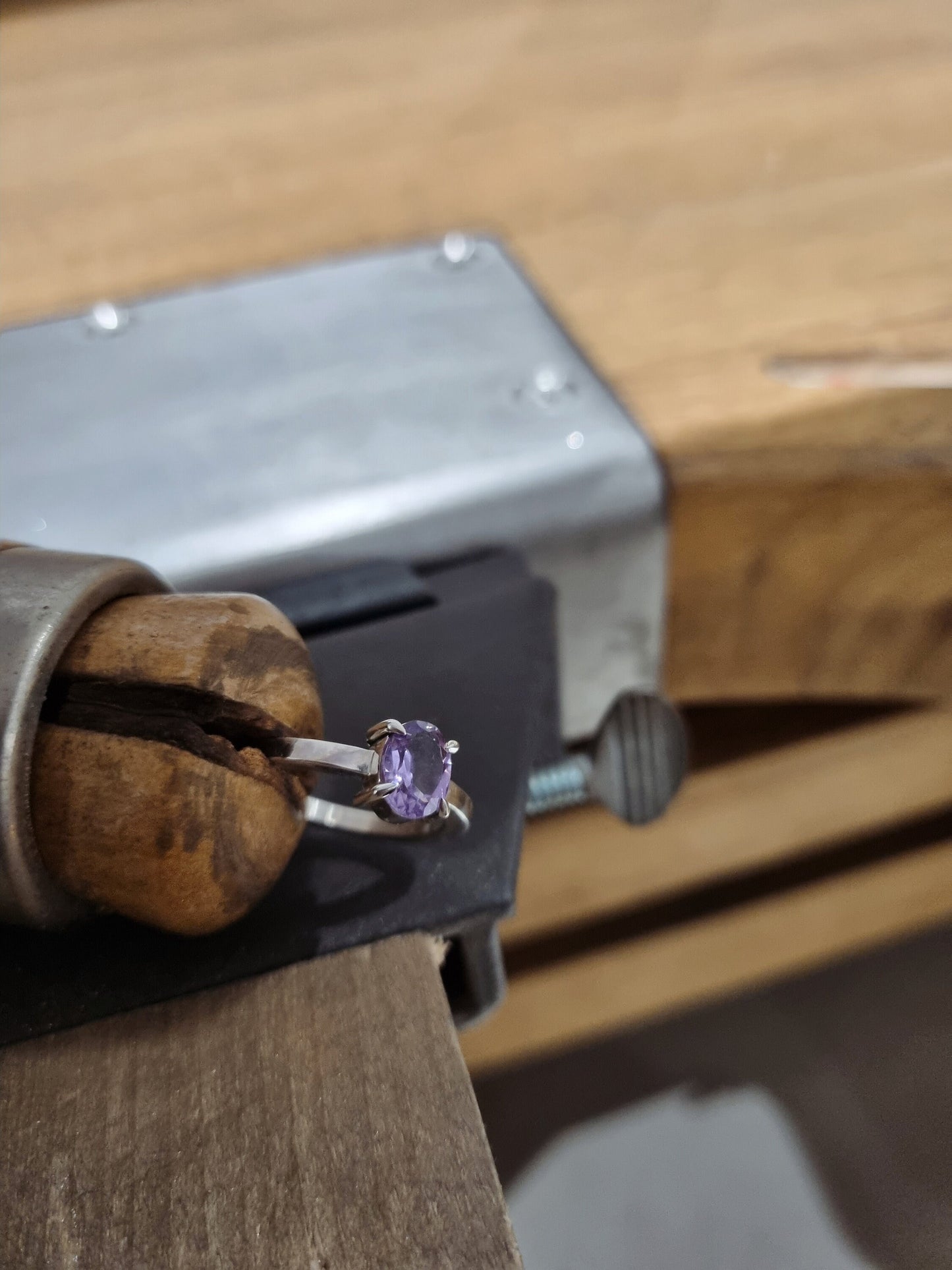 Bague en argent et améthyste forgée entièrement à la main