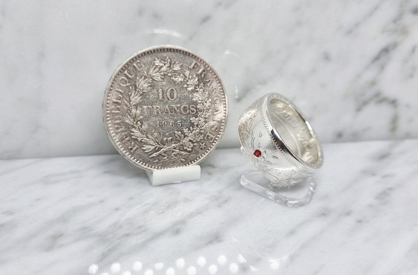 Bague pièce de monnaie 10 Francs Hercule en argent style alliance serti d'un rubis avec gravure (coin ring)
