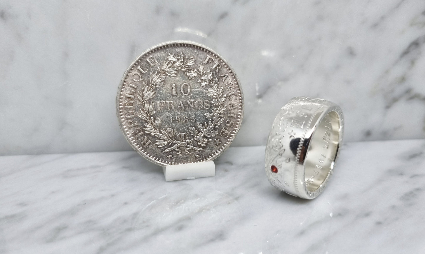 Bague pièce de monnaie 10 Francs Hercule en argent style alliance serti d'un rubis avec gravure (coin ring)