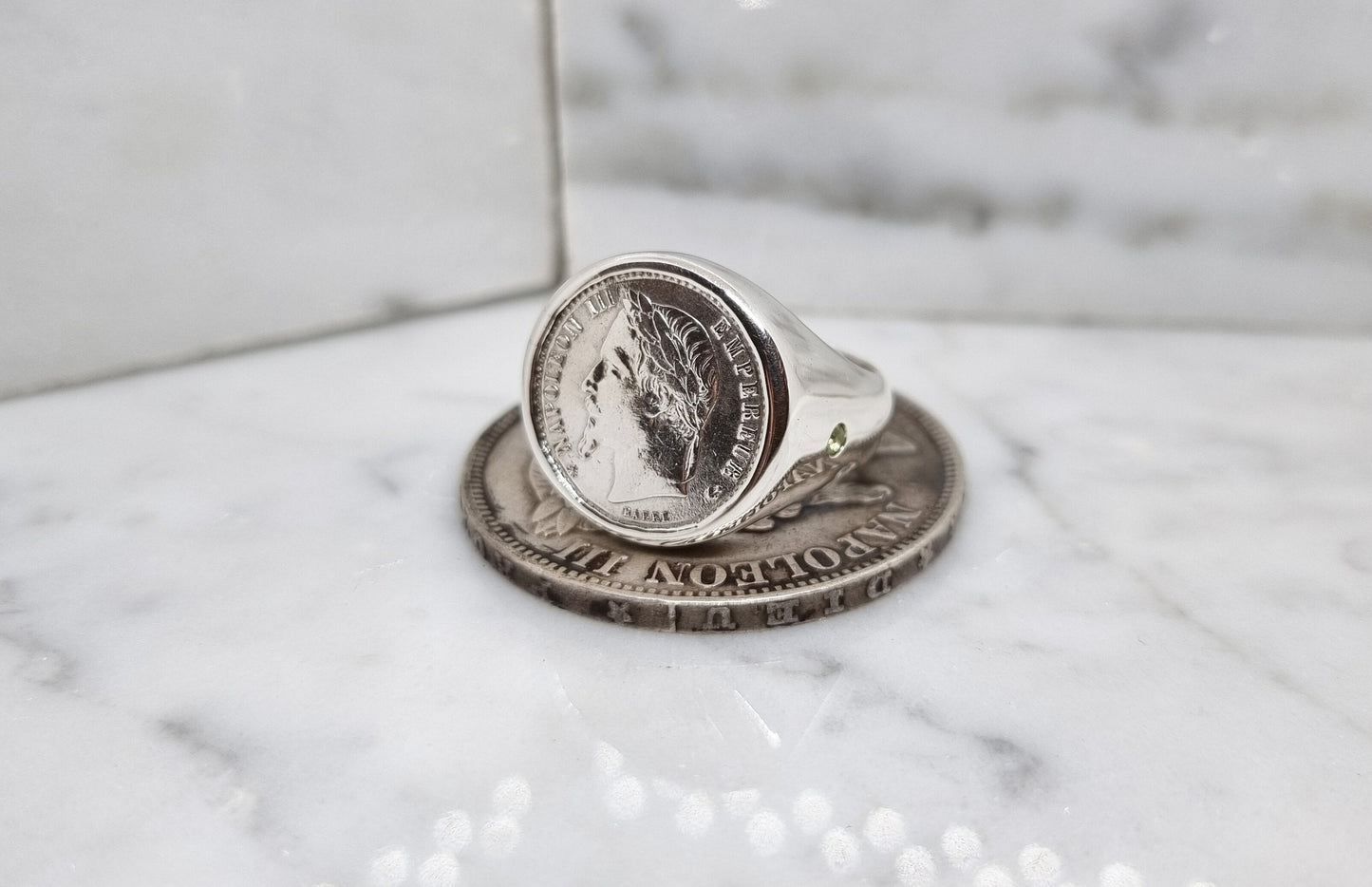Chevalière massive pièce de monnaie 50 centimes Napoléon III en argent serti de deux péridots (coin ring)