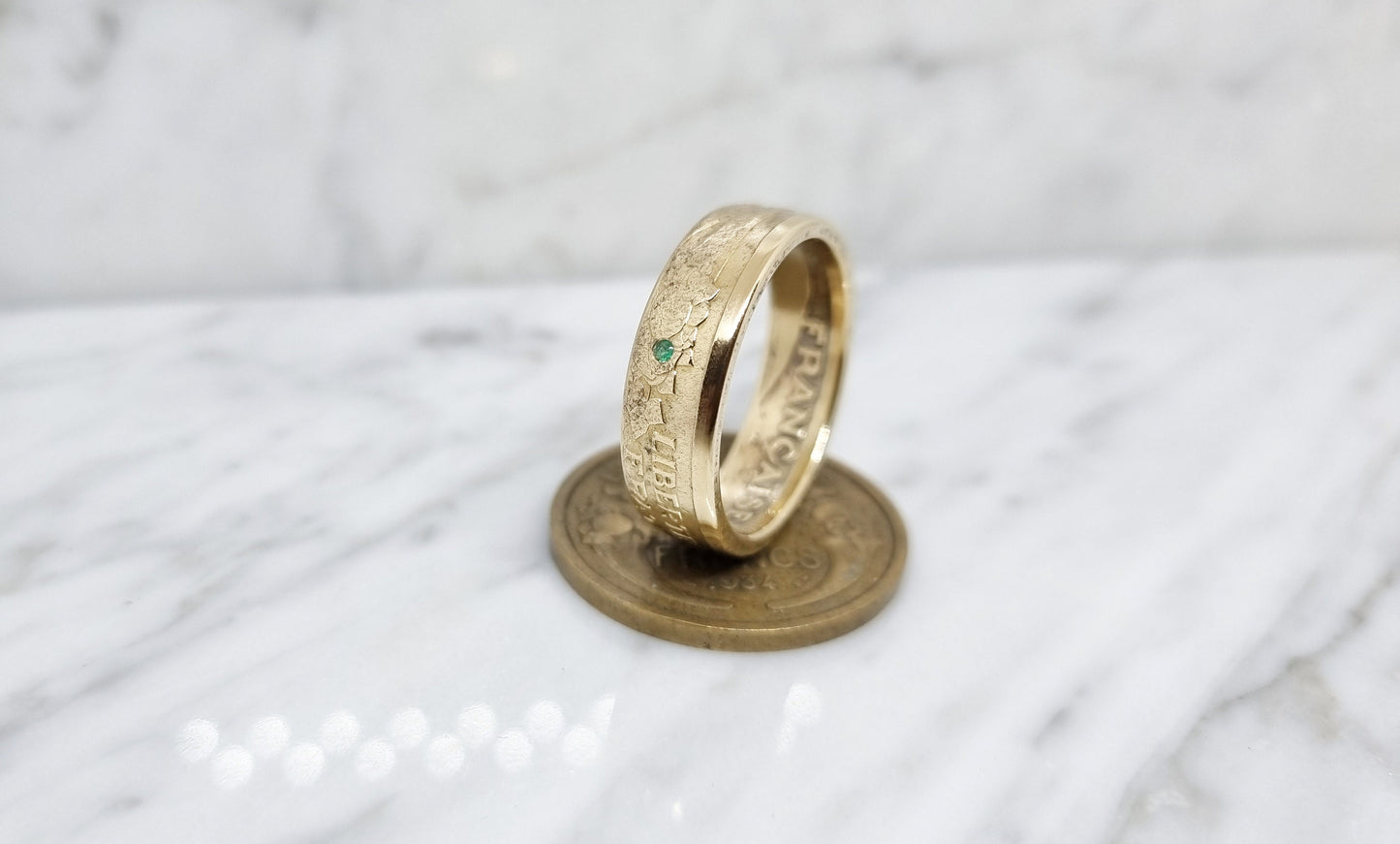 Bague pièce de monnaie 2 Francs Morlon serti d'une émeraude (coin ring)