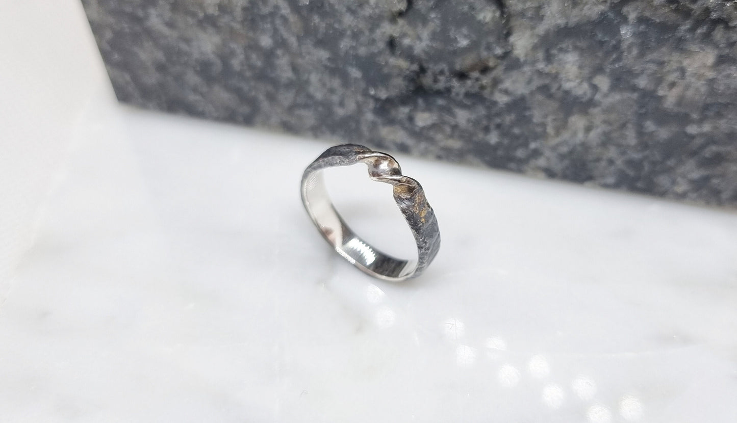 bague rustique morceau de la lune en argent sterling et en or 18 carat (ruban moebius)