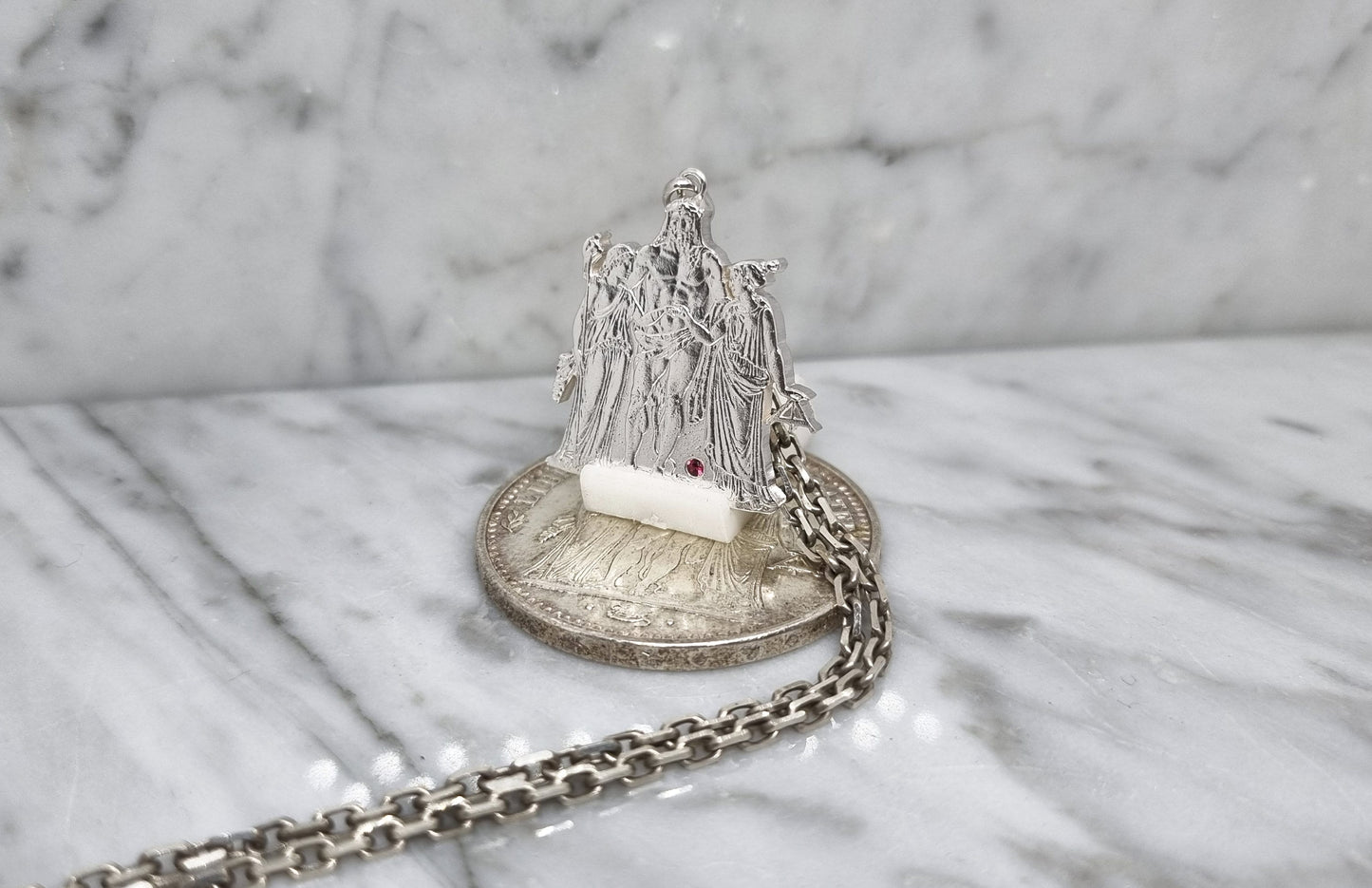 Pendentif pièce de monnaie 10 Francs "Hercule" en argent découpée a la main serti d'un rubis.