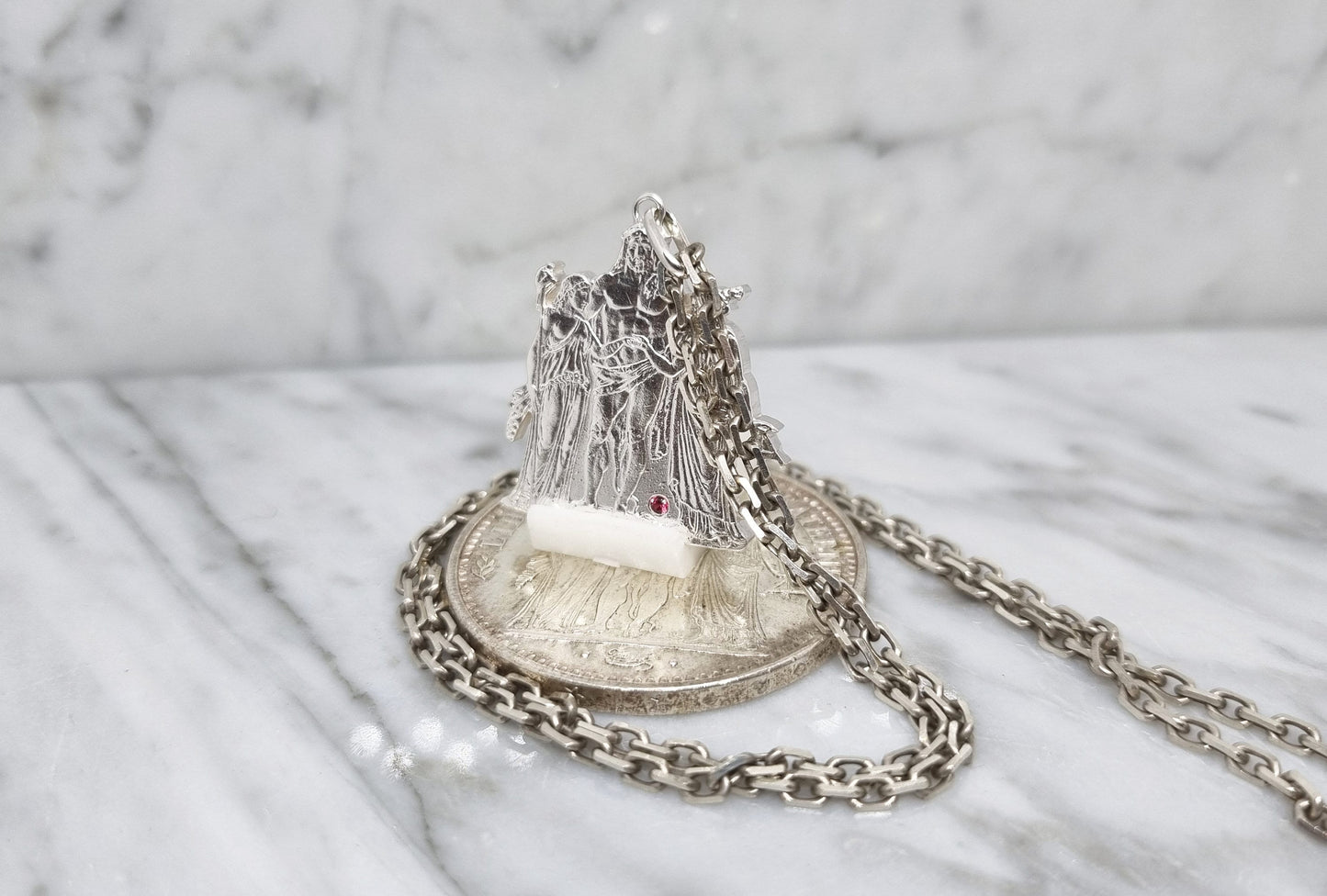 Pendentif pièce de monnaie 10 Francs "Hercule" en argent découpée a la main serti d'un rubis.