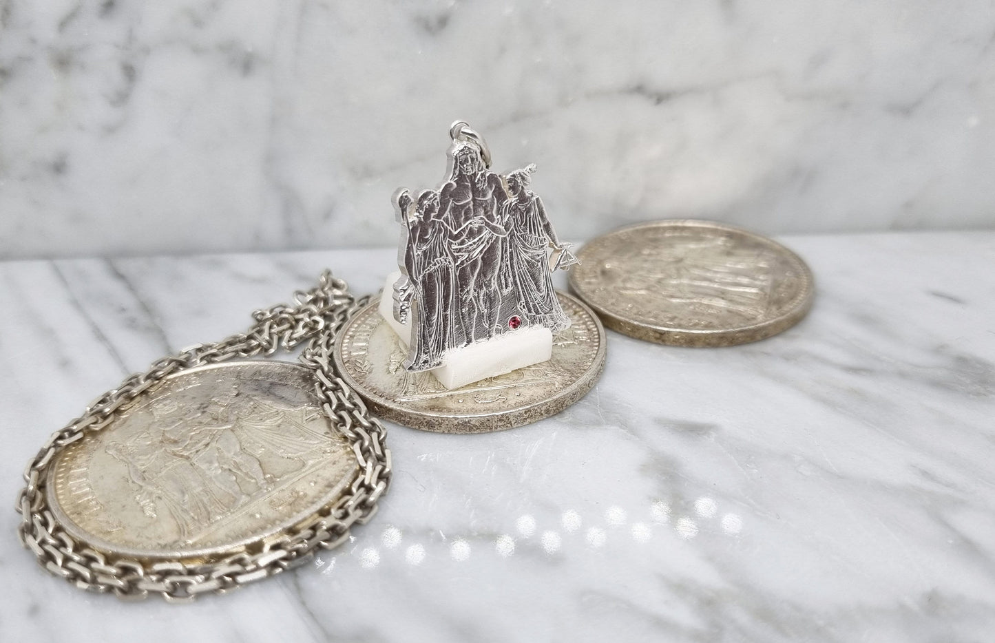 Pendentif pièce de monnaie 10 Francs "Hercule" en argent découpée a la main serti d'un rubis.
