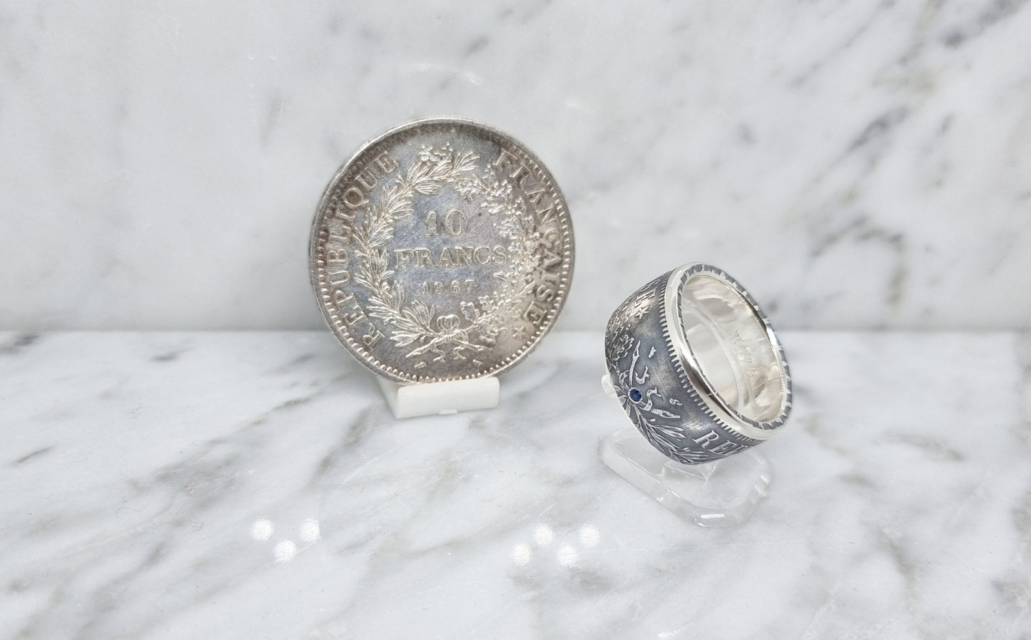 Bague pièce de monnaie 10 Francs Hercule en argent style alliance serti d'un saphir avec gravure (coin ring)
