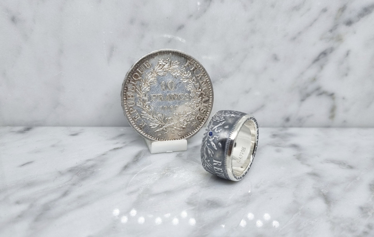 Bague pièce de monnaie 10 Francs Hercule en argent style alliance serti d'un saphir avec gravure (coin ring)