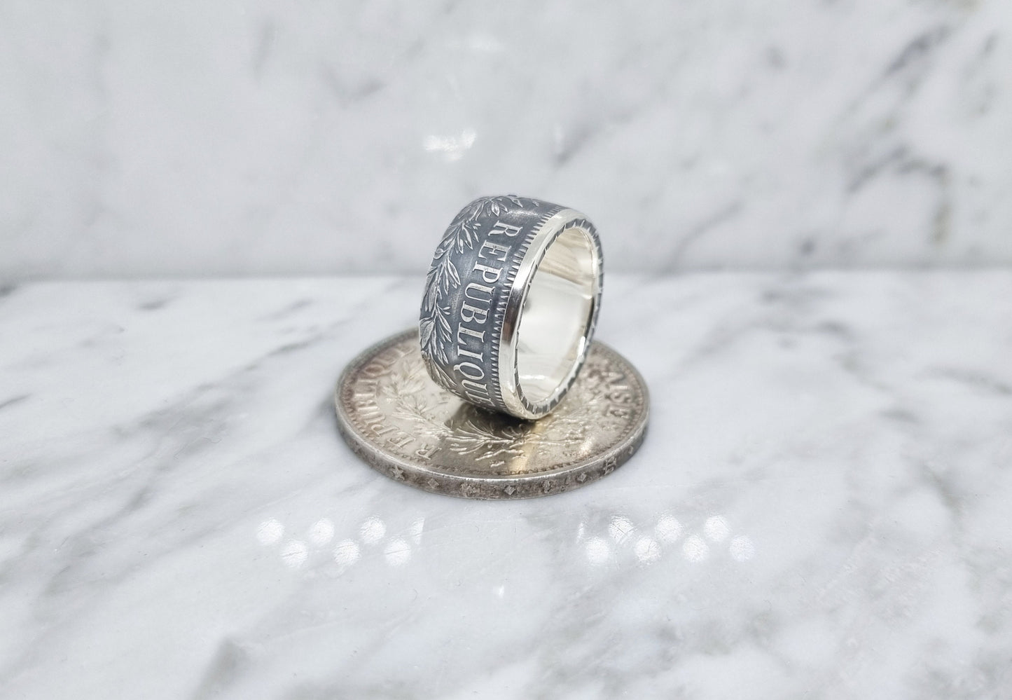 Bague pièce de monnaie 10 Francs Hercule en argent style alliance serti d'un saphir avec gravure (coin ring)