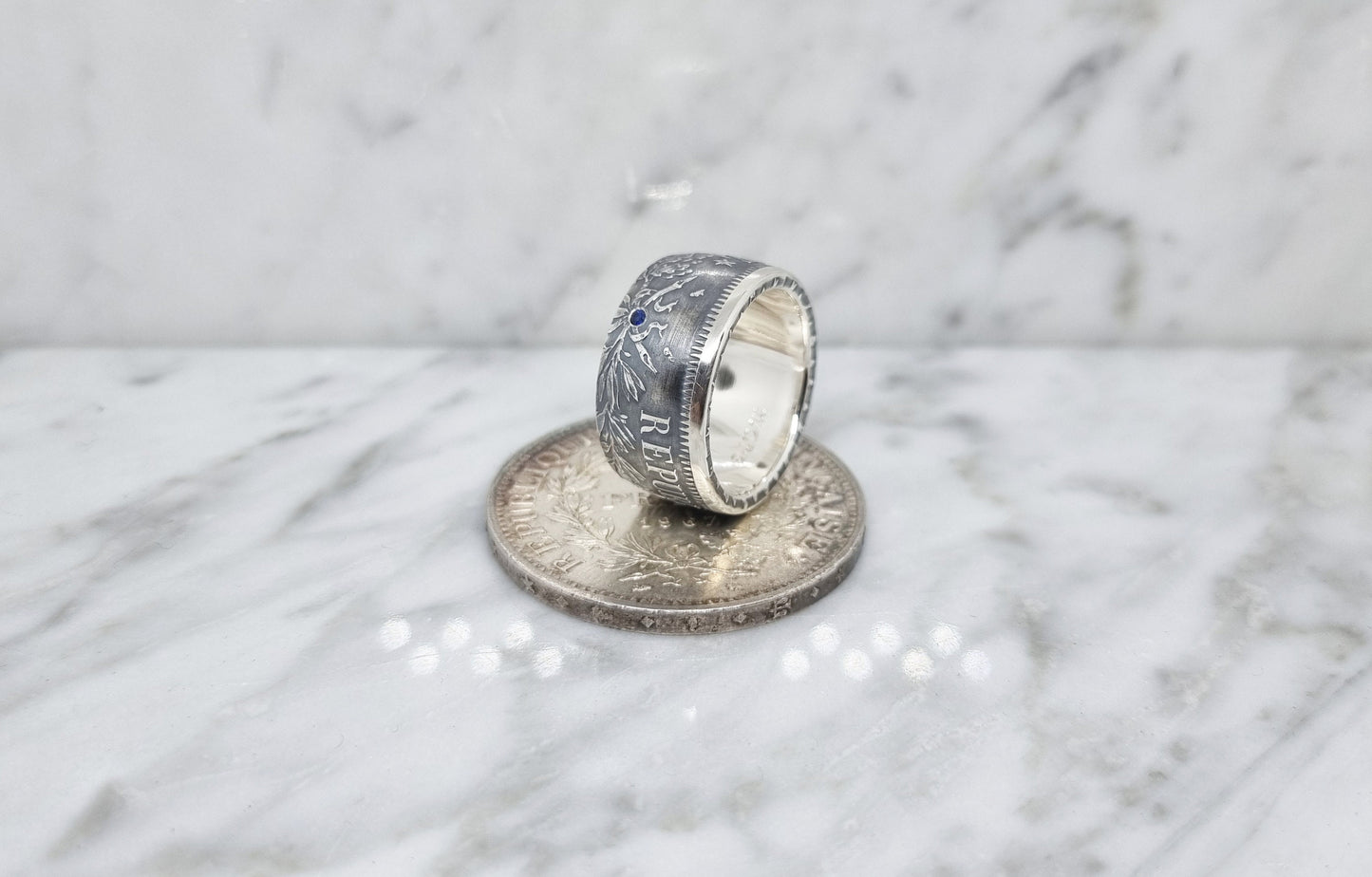 Bague pièce de monnaie 10 Francs Hercule en argent style alliance serti d'un saphir avec gravure (coin ring)