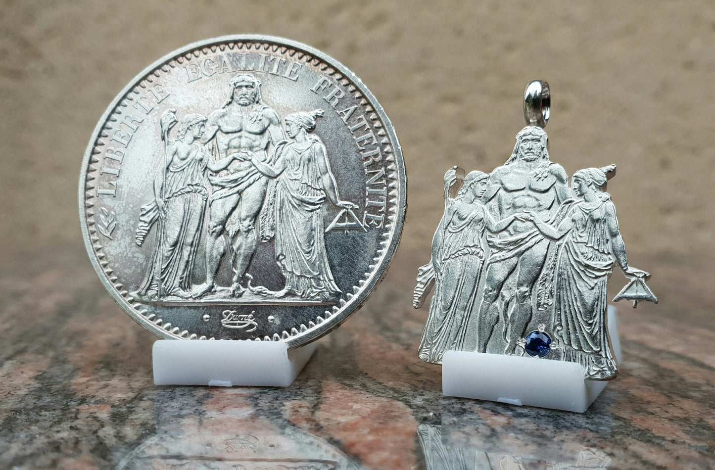 Pendentif pièce de monnaie 10 Francs "Hercule" en argent découpée a la main serti d'un saphir.