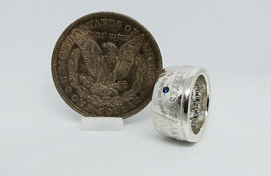 Bague pièce de monnaie 1 Dollar Morgan des Etats-Unis en argent serti d''un saphir (coin ring)