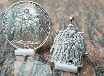 Pendentif pièce de monnaie 10 Francs "Hercule" en argent découpée a la main serti d'un saphir.