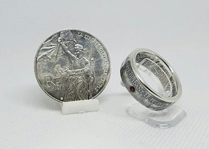 Bague pièce de monnaie 100 Francs "Liberté guidant le peuple" en argent serti d'un grenat (coin ring)