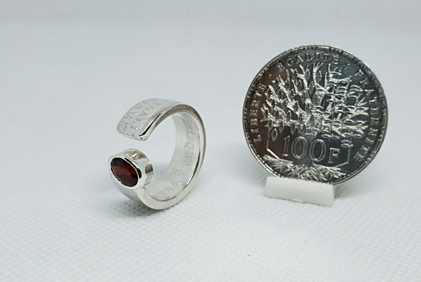 Bague pièce de monnaie 100 Francs "Panthéon" serti d'un grenat en argent (coin ring)