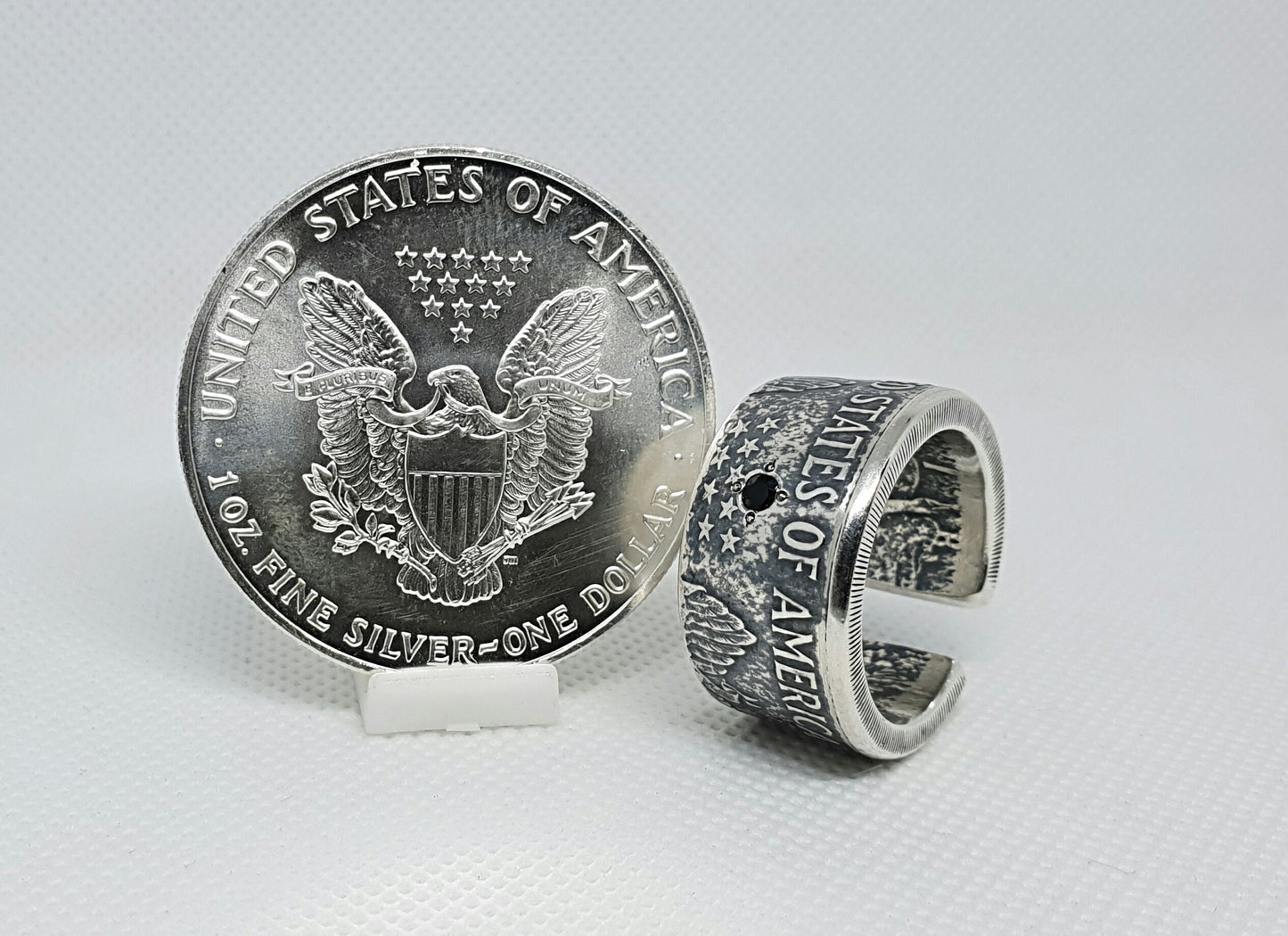 Bague pièce de monnaie 1 Dollar "American Silver Eagle" des Etats-Unis en argent serti d'un Spinelle noir (coin ring)