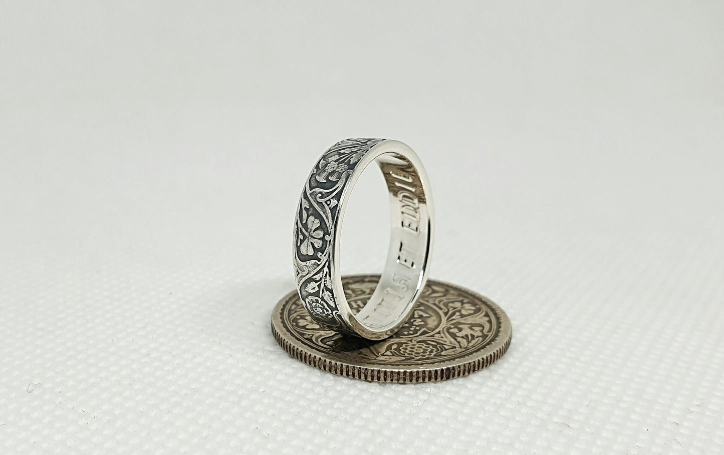 Bague pièce de monnaie Demi Rupee d'Inde en argent style alliance avec gravure (coin ring)