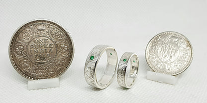 Ensemble bague pièce de monnaie 1 Rupee et un demi Rupee en argent style alliance avec gravure serti de trois émeraudes (coin ring)