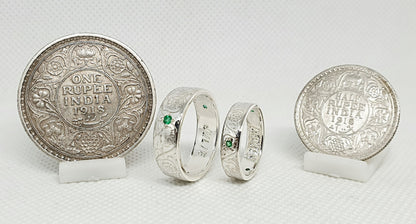 Ensemble bague pièce de monnaie 1 Rupee et un demi Rupee en argent style alliance avec gravure serti de trois émeraudes (coin ring)