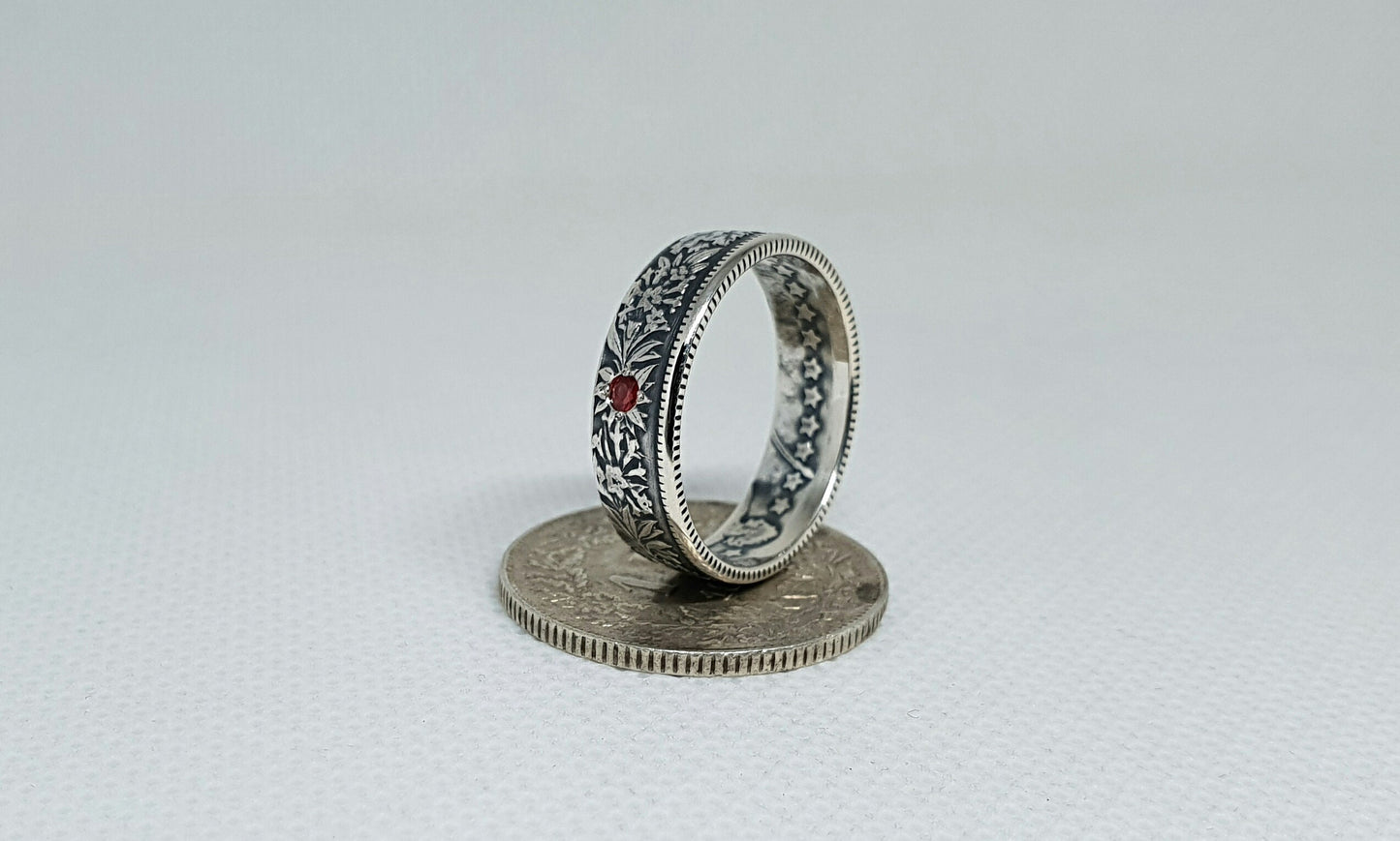 Bague pièce de monnaie 1 Franc Suisse en argent serti d'un rubis (coin ring)