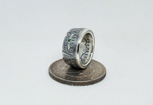 Bague pièce de monnaie 1 Dollar Morgan des Etats-Unis en argent serti d''une tsavorite (coin ring)