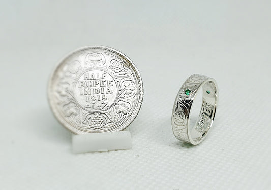 Bague pièce de monnaie Demi Rupee d'Inde en argent style alliance serti de trois émeraudes avec gravure (coin ring)