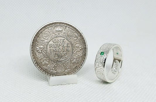 Bague pièce de monnaie 1 Rupee d'Inde en argent style alliance serti de trois émeraudes avec gravure (coin ring)