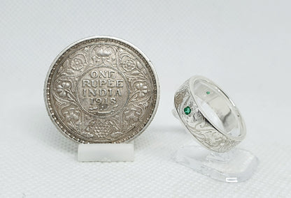 Bague pièce de monnaie 1 Rupee d'Inde en argent style alliance serti de trois émeraudes avec gravure (coin ring)