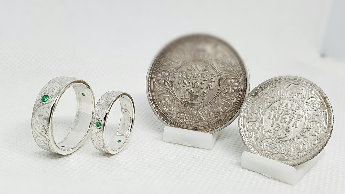 Ensemble bague pièce de monnaie 1 Rupee et un demi Rupee en argent style alliance avec gravure serti de trois émeraudes (coin ring)