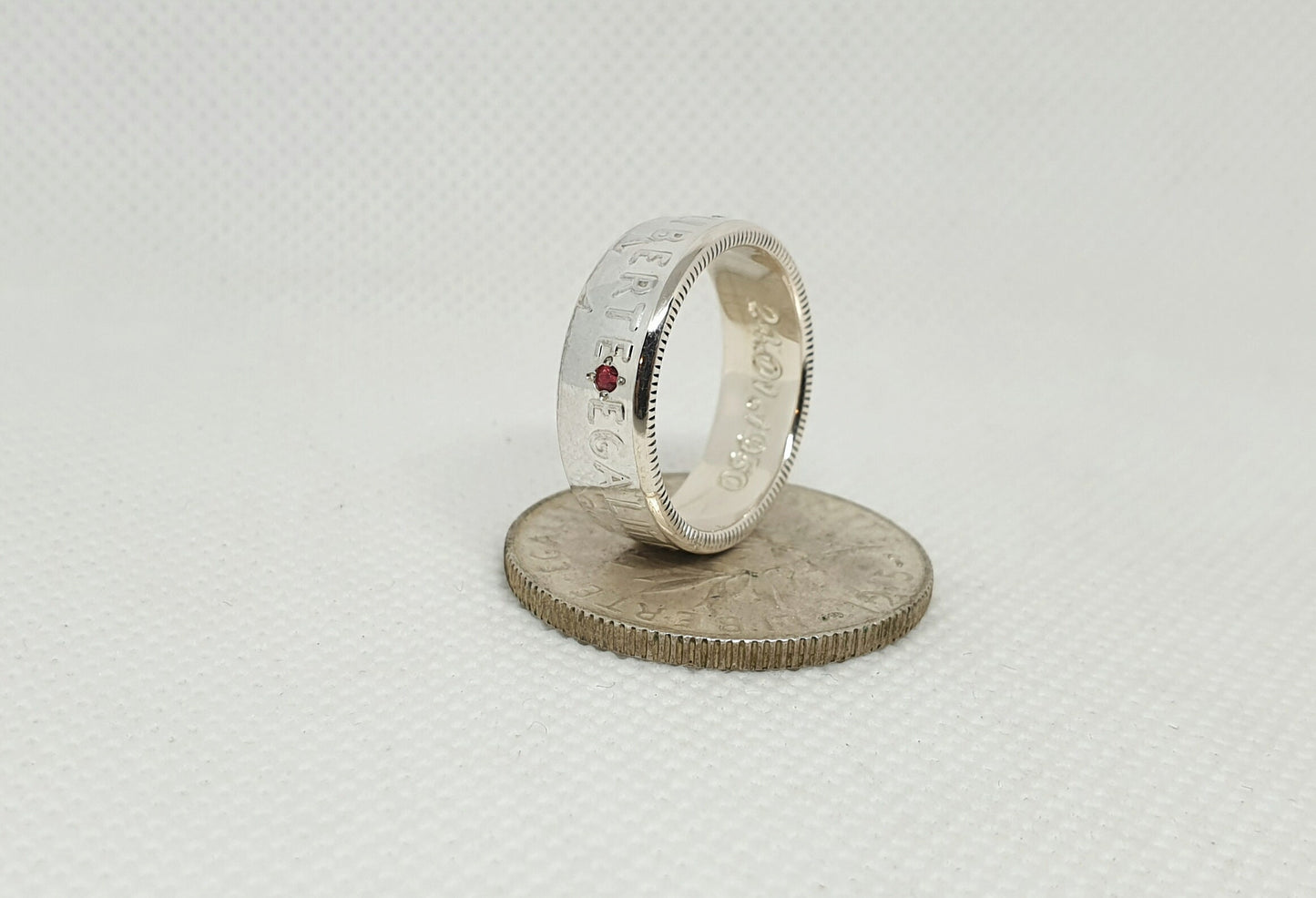 Bague pièce de monnaie 2 Francs Semeuse en argent style alliance avec gravure serti d'un rubis (coin ring)