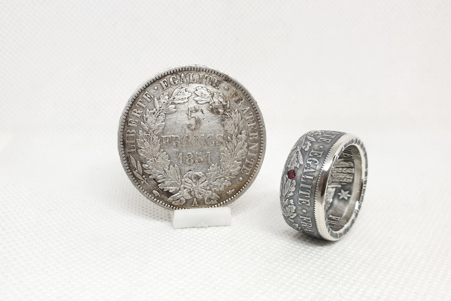 Bague pièce de monnaie 5 francs Cérès en argent serti d'un rubis (coin ring)