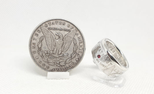 Bague pièce de monnaie 1 Dollar Morgan des Etats-Unis en argent serti d''un rubis (coin ring)