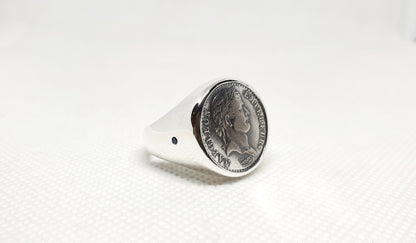 Chevalière massive pièce de monnaie demi franc Napoléon Empereur en argent serti de deux saphirs (coin ring)