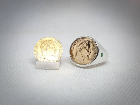 Chevalière massive en argent et pièce de monnaie 10 Francs or Napoléon III tête laurée serti de deux émeraudes (coin ring)