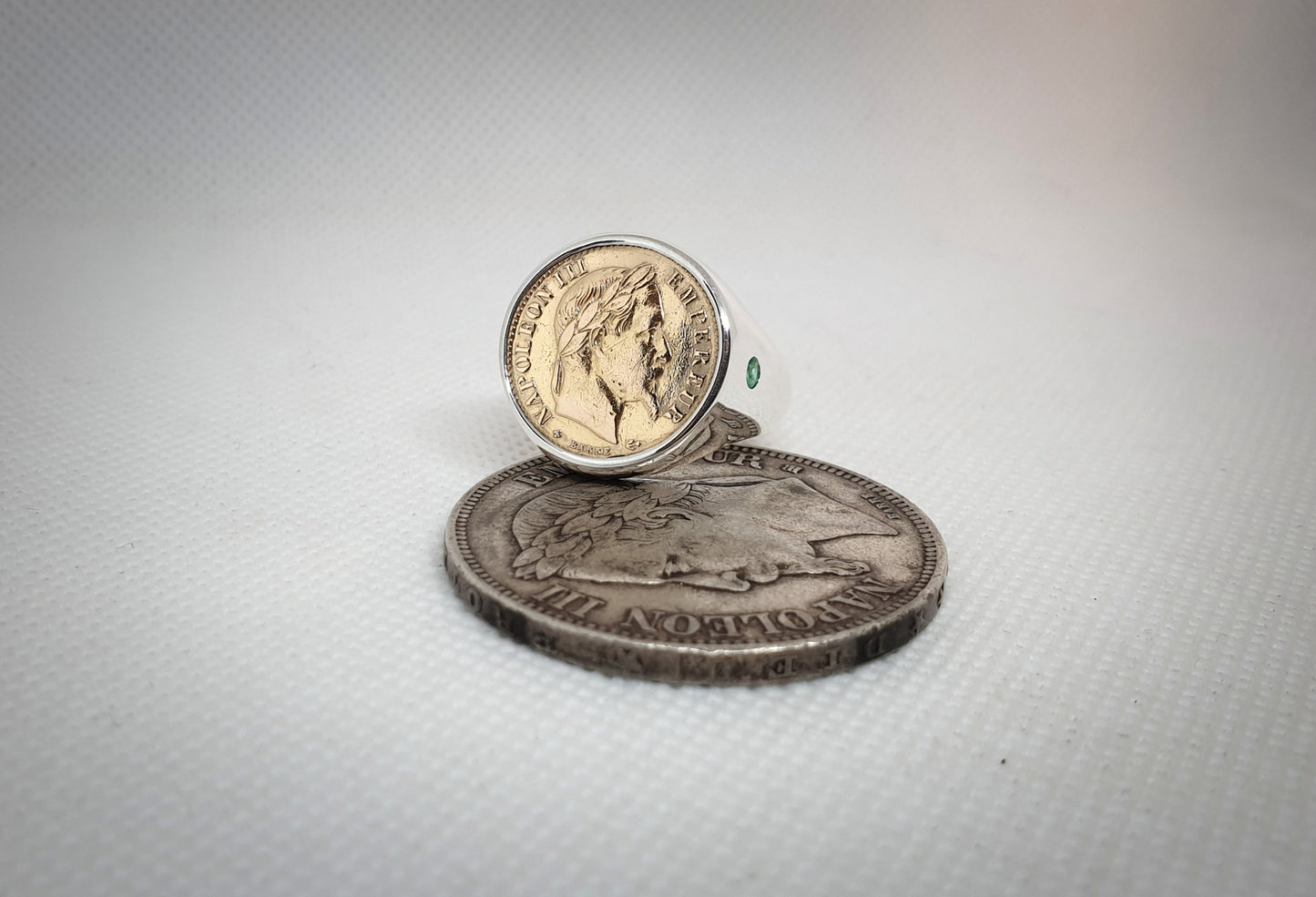 Chevalière massive en argent et pièce de monnaie 10 Francs or Napoléon III tête laurée serti de deux émeraudes (coin ring)