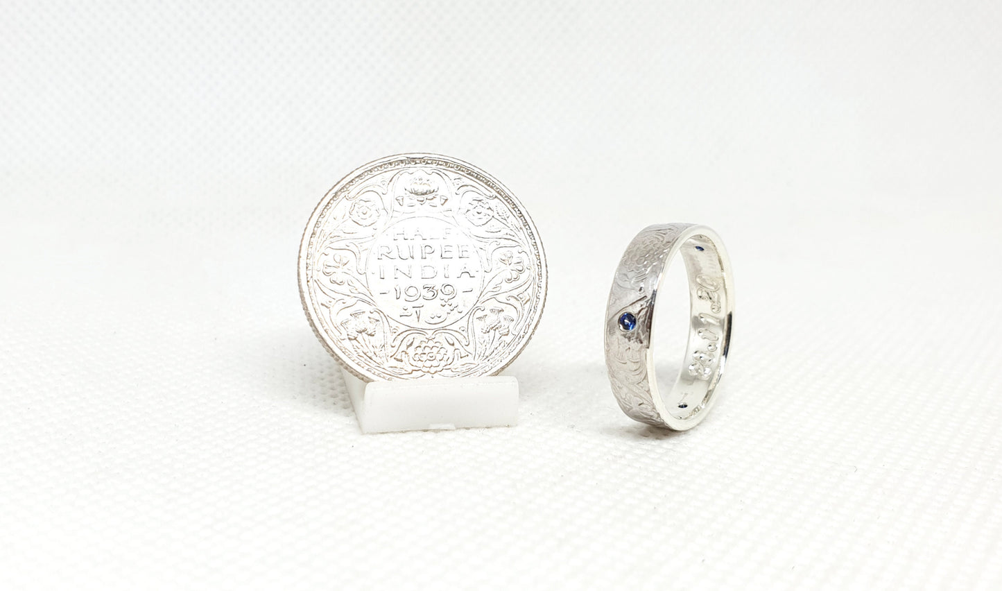 Bague pièce de monnaie Demi Rupee d'Inde en argent style alliance serti de trois saphirs avec gravure (coin ring)